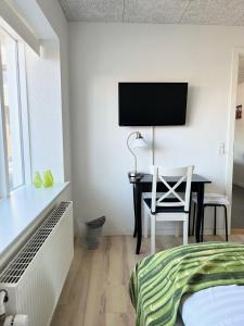 TV a/nebo společenská místnost v ubytování Biersted Kro