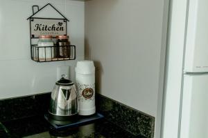 een koffiezetapparaat op een aanrecht in een keuken bij Residencial Diva in Florianópolis