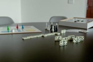 una mesa con fichas de dominó sobre una mesa en Residencial Diva, en Florianópolis
