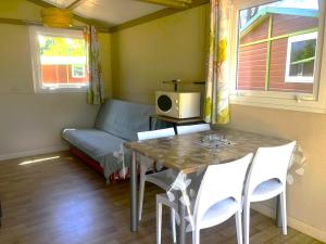 - un salon avec une table et un canapé dans l'établissement Camping Dolce Vita, à Calvi