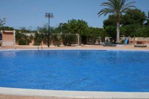 una gran piscina azul en un parque en Las lanzas studio apartment Playa Muchavista, en El Campello