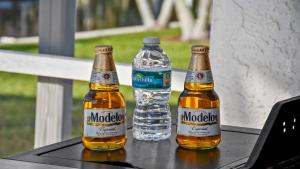 tres botellas de cerveza sentadas encima de una mesa en Belloccia With Pool And Spa Best Boating Location, en Cabo Coral