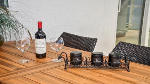 Una botella de vino y dos copas en una mesa. en Belloccia With Pool And Spa Best Boating Location, en Cabo Coral