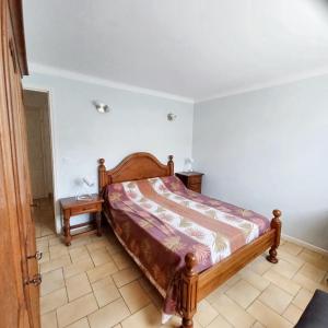 1 dormitorio con cama de madera en una habitación en Appartement de 2 chambres avec jardin clos et wifi a Vias a 2 km de la plage en Vias