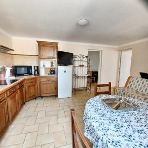 cocina y sala de estar con nevera blanca en Appartement de 2 chambres avec jardin clos et wifi a Vias a 2 km de la plage en Vias