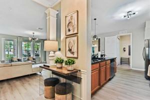 eine offene Küche und ein Wohnzimmer eines Hauses in der Unterkunft 4804 Cayview Ave #105 in Orlando
