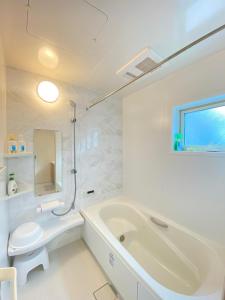 藤沢市にある湘南片瀬HOMEの白いバスルーム(バスタブ、トイレ、シンク付) +37枚の写真