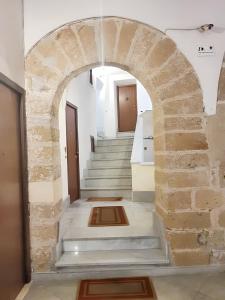 une arche dans un bâtiment avec des escaliers et une porte dans l'établissement One bedroom apartement with wifi at Palermo, à Palerme