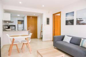Ca lEudald 2 Ideal para parejas con terraza في بيسالو: غرفة معيشة مع أريكة وطاولة