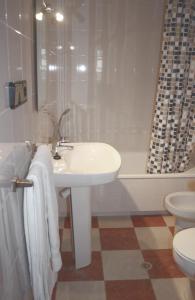 A bathroom at El Mirador