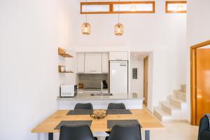 cocina y comedor con mesa y sillas en Ca lEudald 3 Apartamento en Besalú con terraza en Besalú