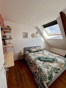 En eller flere senge i et værelse på Grand appartement vue théâtre Hyper Centre