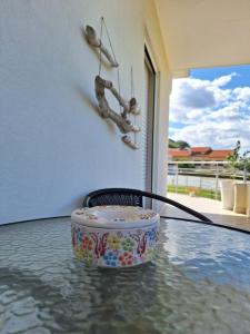 オルトーナにあるB&B Stella Di Mare - Ortonaのガラス張りのテーブルの上の鉢