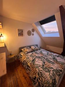 En eller flere senge i et værelse på Grand appartement vue théâtre Hyper Centre