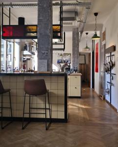 a kitchen with a bar and two stools at stijlvol appartement centrum oostende in Ostend