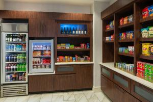 un pasillo de una tienda de comestibles con una nevera abierta en SpringHill Suites by Marriott Orlando Convention Center en Orlando