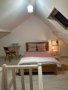 een slaapkamer met een bed op zolder bij Propriete d'une chambre avec vue sur la ville et wifi a Neauphle le Chateau in Neauphle-le-Château