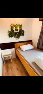 Postel nebo postele na pokoji v ubytování Gezellige Stacaravan