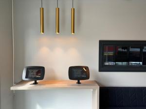 dos monitores sentados sobre una mesa con un espejo en Midtown Hotel en Reikiavik