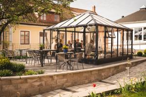 Taman di luar Två Systrar B&B