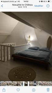 zdjęcie sypialni z łóżkiem na poddaszu w obiekcie Propriete d'une chambre avec vue sur la ville et wifi a Neauphle le Chateau w mieście Neauphle-le-Château