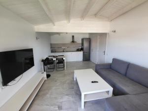 吉亞德索拉的住宿－Preciosa cabaña，客厅配有沙发和桌子