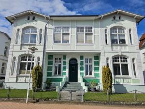 バンシンにあるVilla Diana - 100 m zum Strandの白葺き白屋