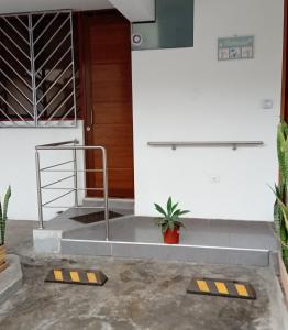 einen Eingang zu einem Gebäude mit einer Tür und einer Anlage in der Unterkunft Departamento en el centro de San Borja (Rubens) in Lima