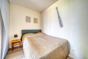 ein kleines Schlafzimmer mit einem Bett in einem Zimmer in der Unterkunft Ferienpark - Haus F, App 0FEG01 in Heiligenhafen