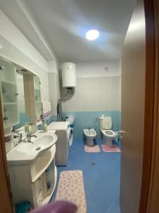 A bathroom at Hamide's Apartment Még 8 kép