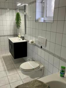A bathroom at Airport Jazmin Guesthouse