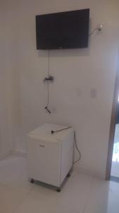 una unidad blanca con TV en la pared en HOTEL DA RODOVIARIA en Belém