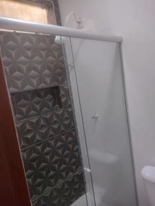 y baño con ducha y puerta de cristal. en HOTEL DA RODOVIARIA en Belém
