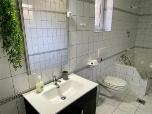 A bathroom at Airport Jazmin Guesthouse