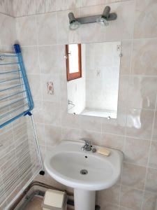 uma casa de banho com um lavatório e um espelho em Appartement d'une chambre avec jardin a Bolquere a 3 km des pistes em Bolquere Pyrenees 2000