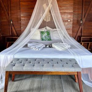 Postel nebo postele na pokoji v ubytování Ecoco Holbox - EcoChic - Cabañas de Madera - Holbox Retreat