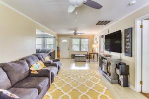 Televisyen dan/atau pusat hiburan di Charming Shallotte Home about 4 Mi to Ocean Isle Beach