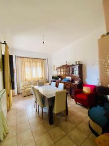 una sala de estar con una mesa y sillas en Mandorli in fiore, en Ugento