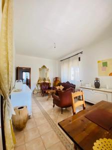 una sala de estar con un sofá y una mesa en Mandorli in fiore, en Ugento