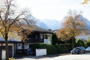 een huis met een auto ervoor geparkeerd bij Romantik in Garmisch-Partenkirchen