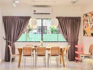 uma sala de jantar com uma mesa e cadeiras e uma janela em Petaling Jaya SS14 Bungalow for 20Pax, Plaza33 , 3 2 Square, Jaya One , SS2 em Petaling Jaya