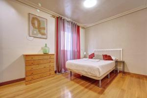1 dormitorio con 1 cama, vestidor y ventana en Casa Iruña by Clabao, en Pamplona