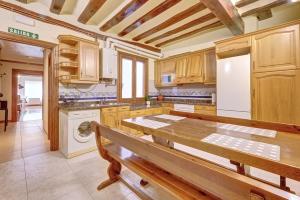 cocina con armarios de madera y mesa de madera en Casa Iruña by Clabao, en Pamplona