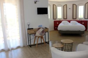- une chambre avec un lit, une table et des chaises dans l'établissement Hôtel de Vacances de la Vignasse, à Chandolas