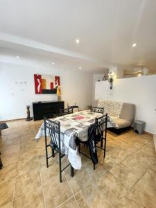 uma sala de estar com uma mesa e um sofá em Appartement d'une chambre avec terrasse amenagee a Prats de Mollo la Preste em Prats-de-Mollo-la-Preste