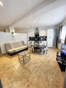 uma sala de estar com um sofá e uma mesa em Appartement d'une chambre avec terrasse amenagee a Prats de Mollo la Preste em Prats-de-Mollo-la-Preste