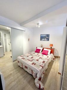 una camera con un letto con due cuscini rosa di Appartement d'une chambre avec terrasse amenagee a Prats de Mollo la Preste a Prats-de-Mollo-la-Preste