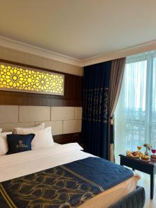 um quarto com uma cama grande e uma janela em BM HOTEL City em Samsun