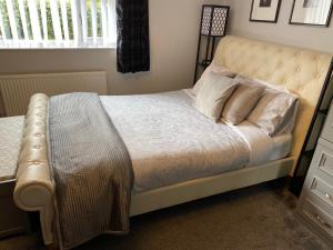 1 cama con almohadas en el dormitorio en Hansom House en Hinckley