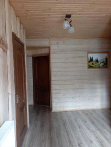 una stanza vuota con una porta e un soffitto di U Anastasii i Sofii bilya richki a Mykulychyn